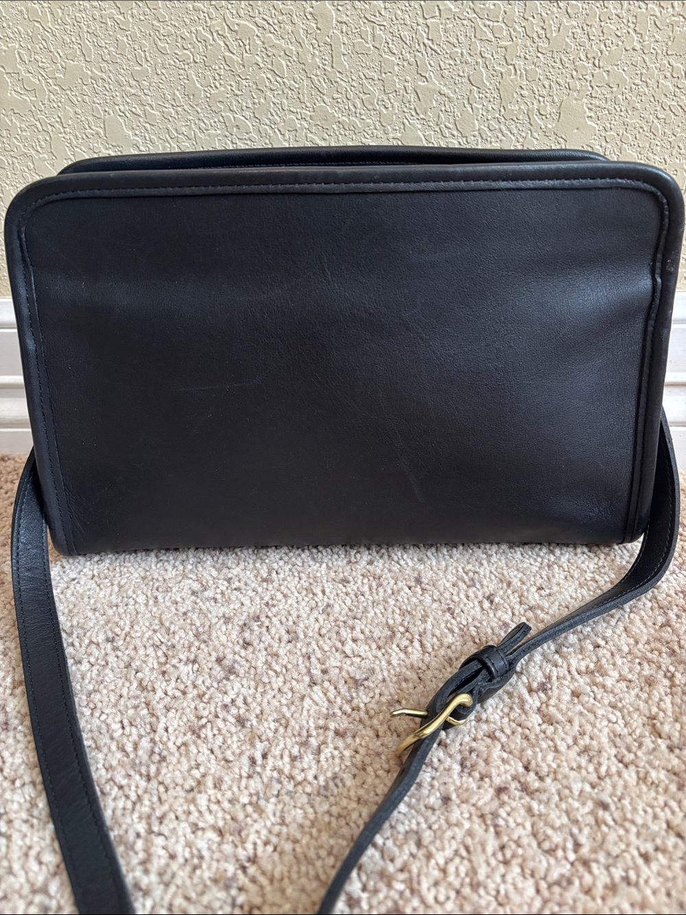 Vintage Coach Sutton Zip #9814 Black Glove-Tanned Leather Crossbody Bag